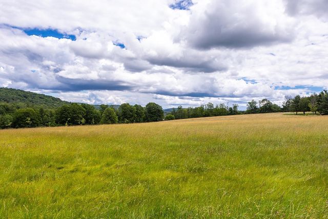 211 Abnaki Trace, Hartford, VT 05059