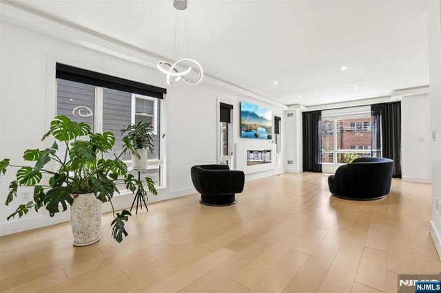 21 Cumbermeade Road, Fort Lee, NJ 07024