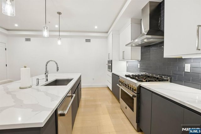 21 Cumbermeade Road, Fort Lee, NJ 07024