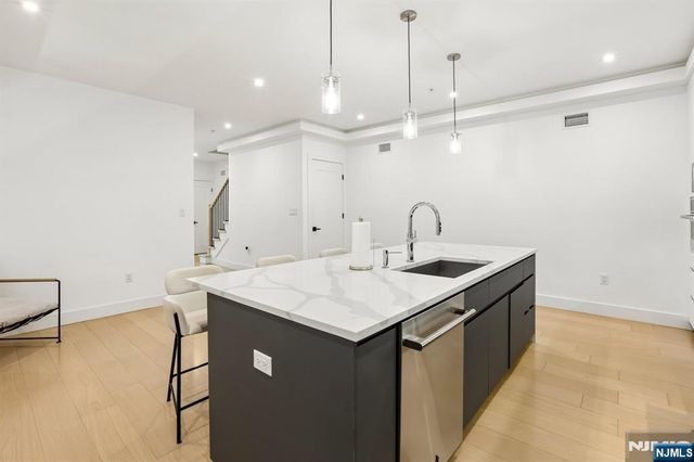 21 Cumbermeade Road, Fort Lee, NJ 07024