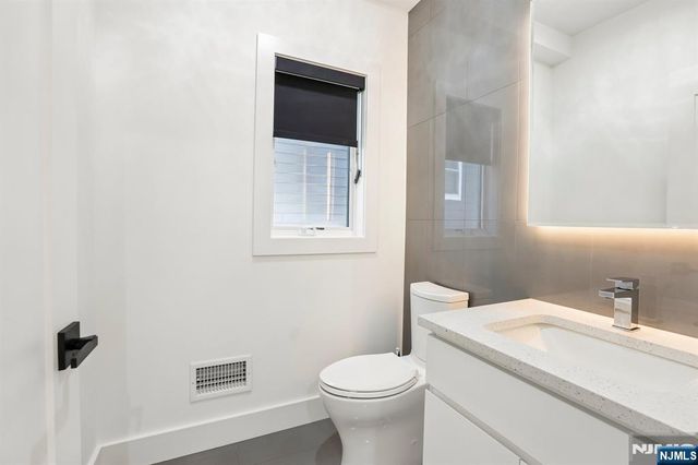 21 Cumbermeade Road, Fort Lee, NJ 07024
