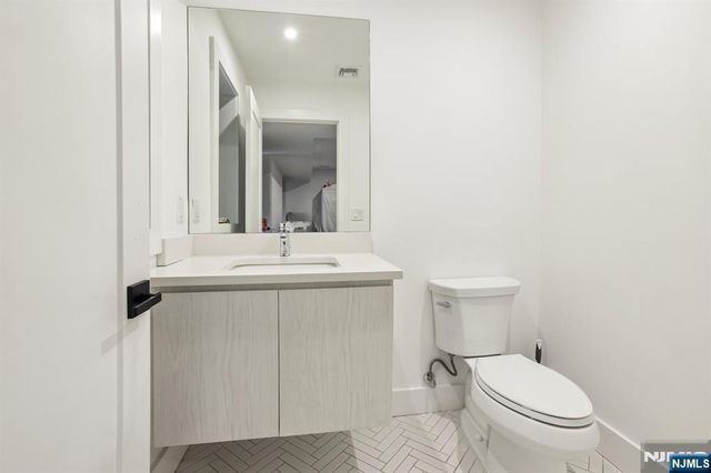 21 Cumbermeade Road, Fort Lee, NJ 07024