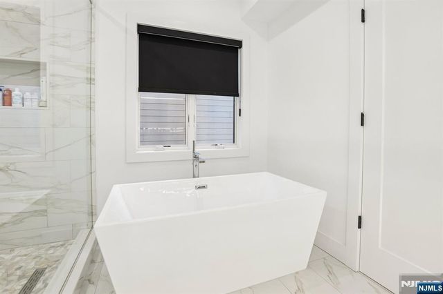 21 Cumbermeade Road, Fort Lee, NJ 07024