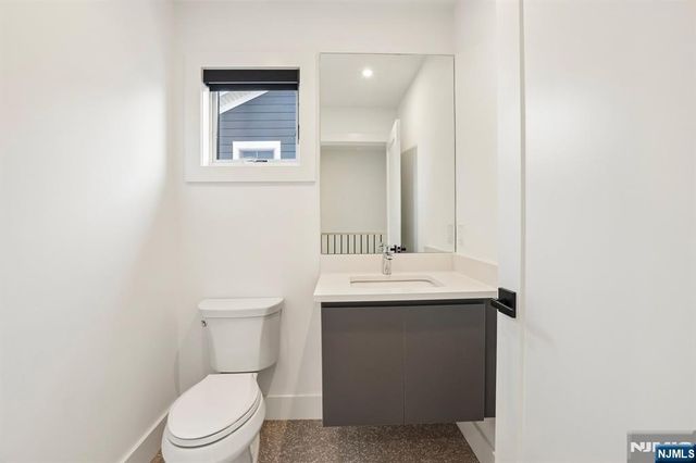 21 Cumbermeade Road, Fort Lee, NJ 07024