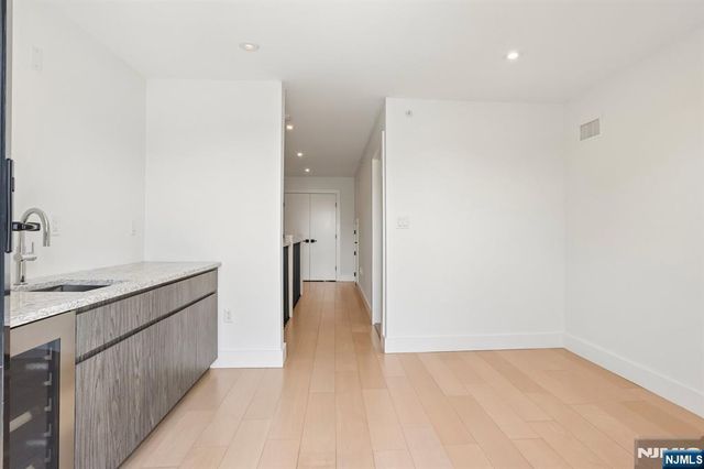21 Cumbermeade Road, Fort Lee, NJ 07024