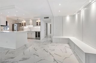 222 Harbour DR 114, Naples, FL 34103