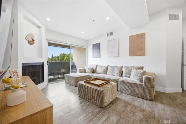 15455 Sherman Way 27, Van Nuys, CA 91406