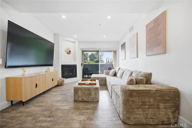 15455 Sherman Way 27, Van Nuys, CA 91406