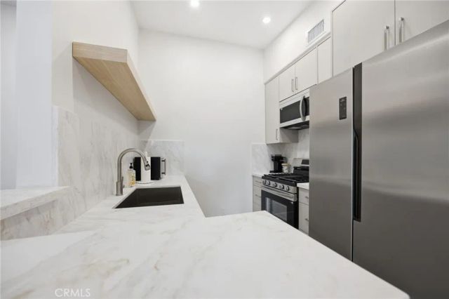 15455 Sherman Way 27, Van Nuys, CA 91406