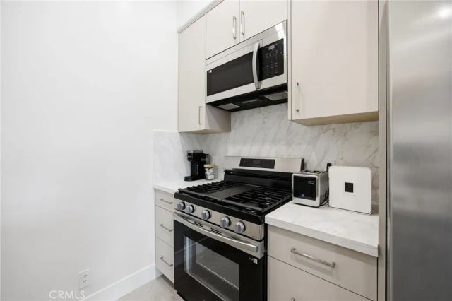 15455 Sherman Way 27, Van Nuys, CA 91406