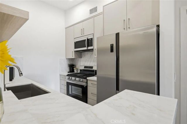 15455 Sherman Way 27, Van Nuys, CA 91406
