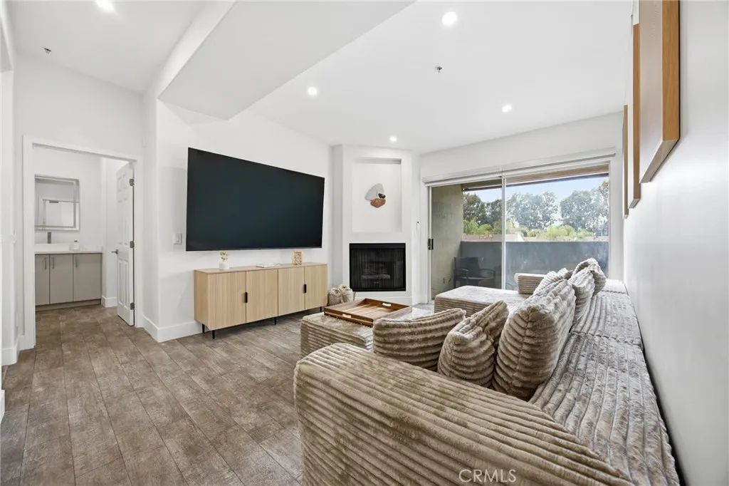 15455 Sherman Way 27, Van Nuys, CA 91406