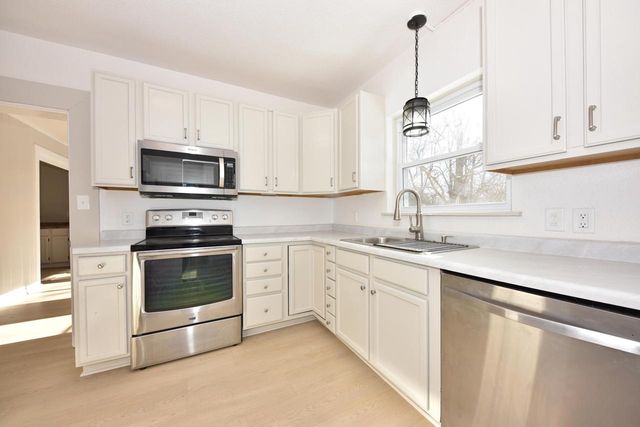 1350 Parkway DRIVE, Brookfield, WI 53005