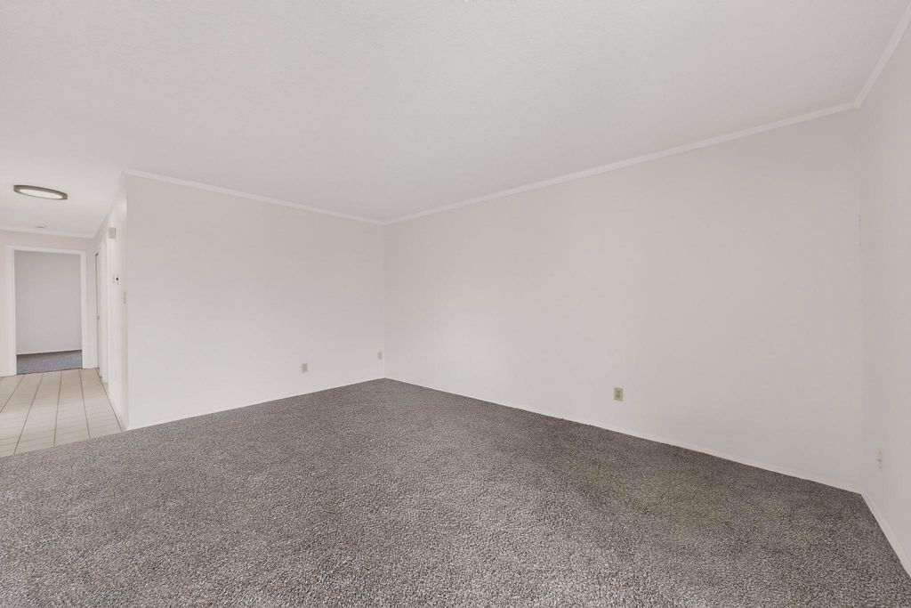 Image 10 of property listing at 823 Country Club Drive SE APT 2E, Rio Rancho, NM 87124