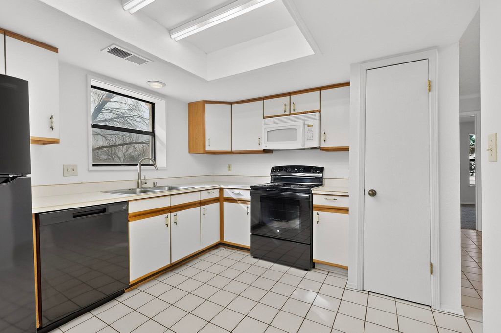 Image 17 of property listing at 823 Country Club Drive SE APT 2E, Rio Rancho, NM 87124