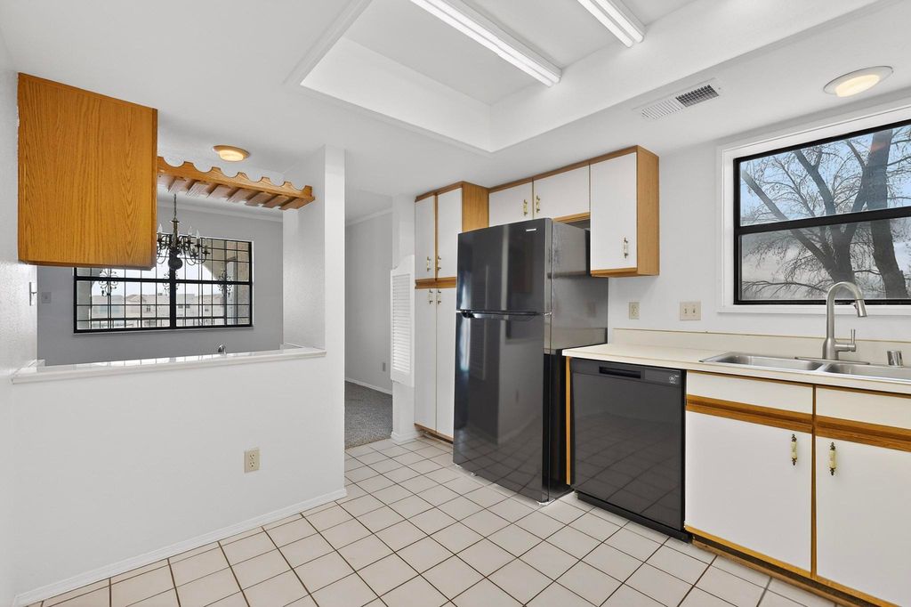 Image 18 of property listing at 823 Country Club Drive SE APT 2E, Rio Rancho, NM 87124