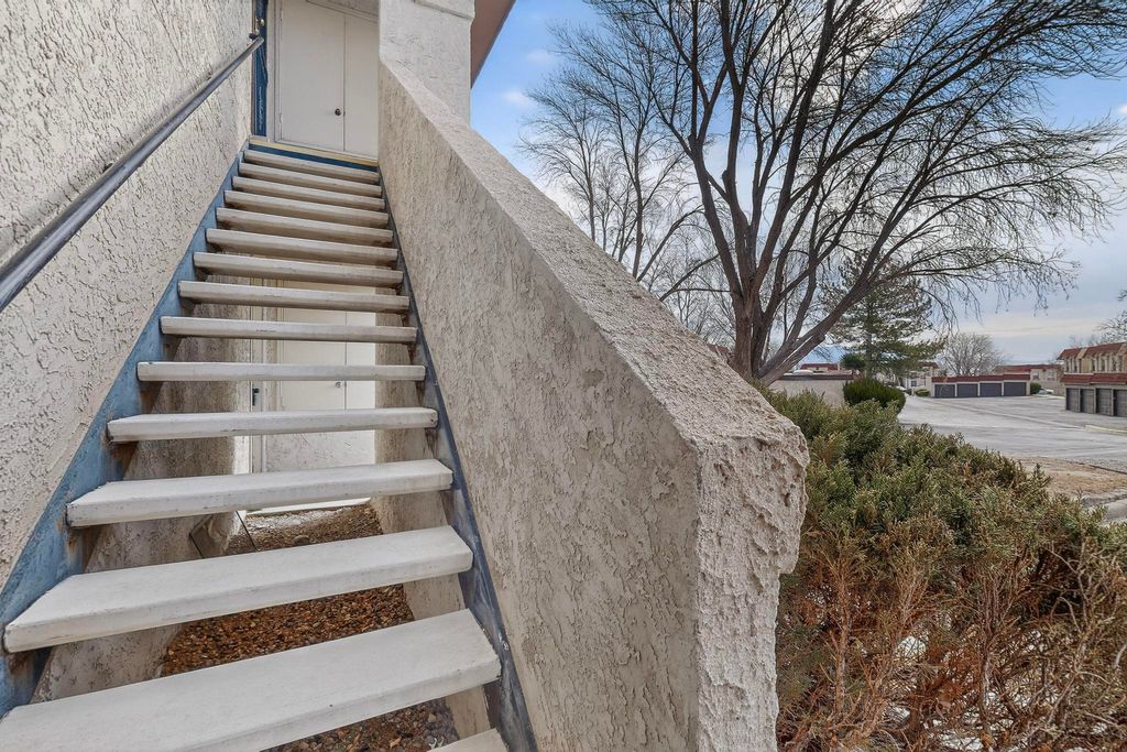 Image 5 of property listing at 823 Country Club Drive SE APT 2E, Rio Rancho, NM 87124