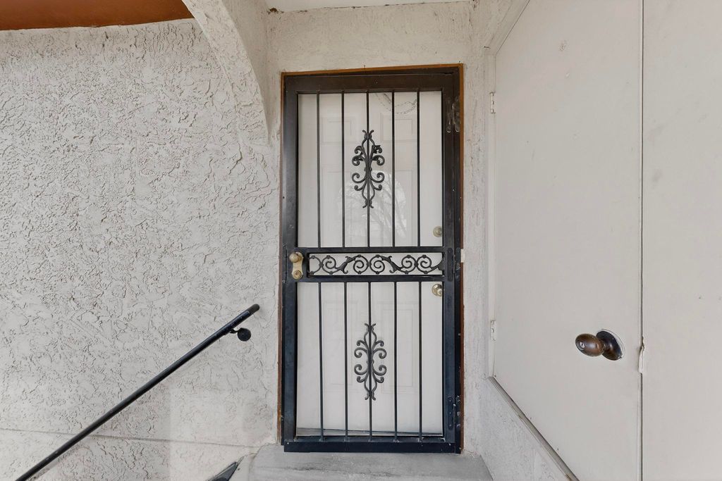 Image 7 of property listing at 823 Country Club Drive SE APT 2E, Rio Rancho, NM 87124