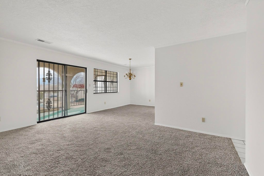 Image 8 of property listing at 823 Country Club Drive SE APT 2E, Rio Rancho, NM 87124