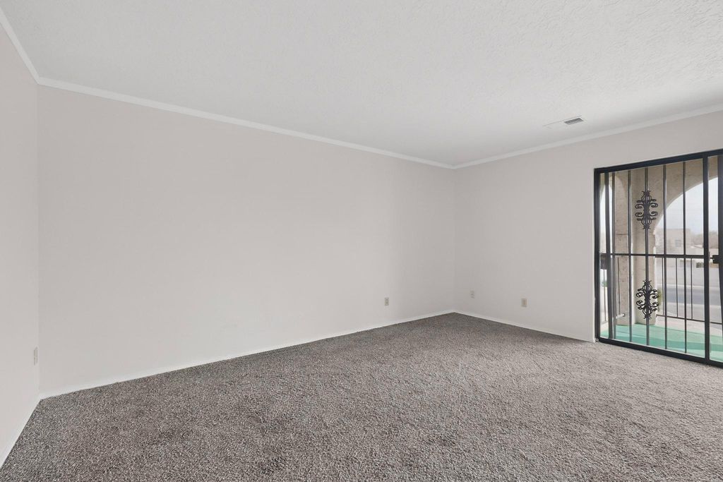 Image 9 of property listing at 823 Country Club Drive SE APT 2E, Rio Rancho, NM 87124