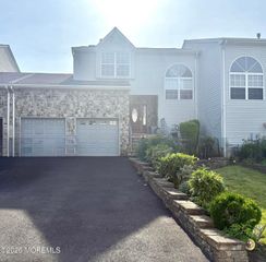 28 Skylark Court, Marlboro, NJ 07746