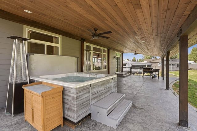 60832 Westview Dr, Nine Mile Falls, WA 99026