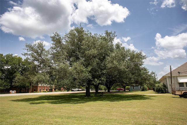 515 N Colorado Street, Burton, TX 77835