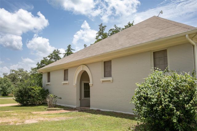 515 N Colorado Street, Burton, TX 77835