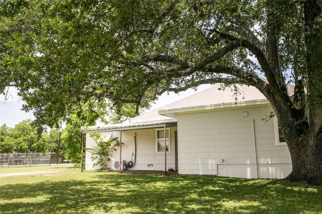 515 N Colorado Street, Burton, TX 77835