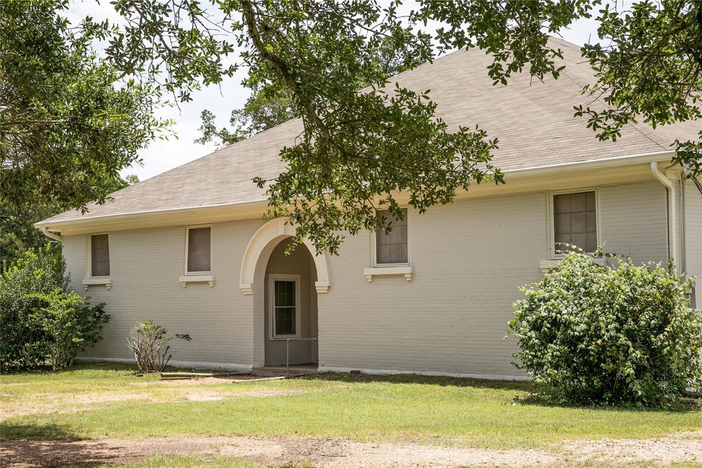 515 N Colorado Street, Burton, TX 77835