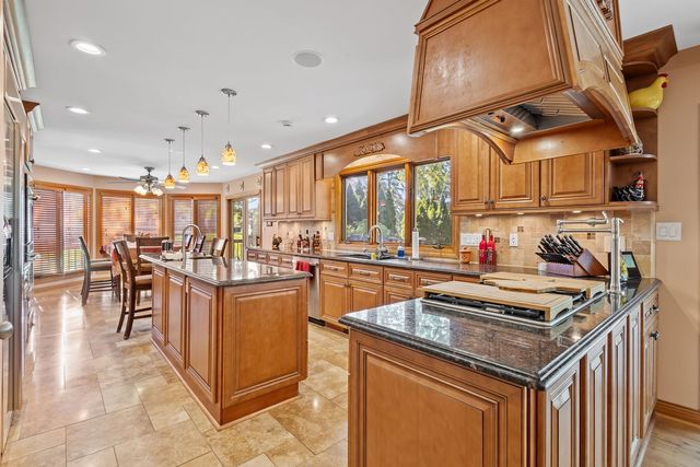 27 Equestrian Way, Lemont, IL 60439