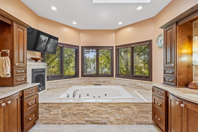 27 Equestrian Way, Lemont, IL 60439