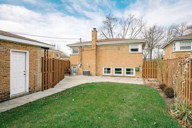 8929 National Avenue, Morton Grove, IL 60053