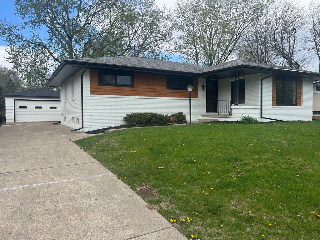 3924 65th Street, Urbandale, IA 50322