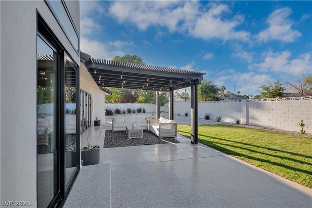 2720 Tioga Pines Circle, Las Vegas, NV 89117