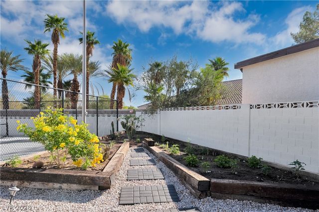 2720 Tioga Pines Circle, Las Vegas, NV 89117