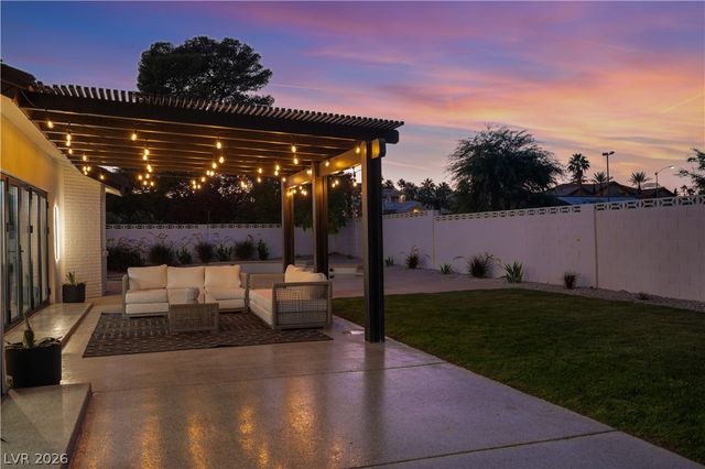 2720 Tioga Pines Circle, Las Vegas, NV 89117