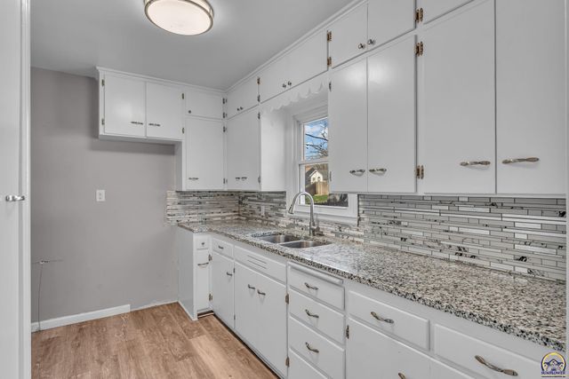 3246 SW Sena DR, Topeka, KS 66604