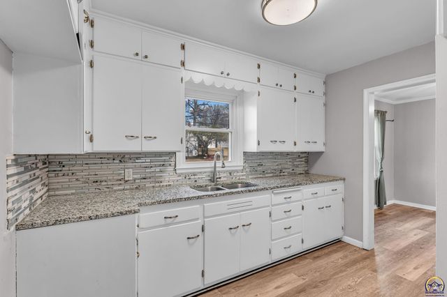 3246 SW Sena DR, Topeka, KS 66604