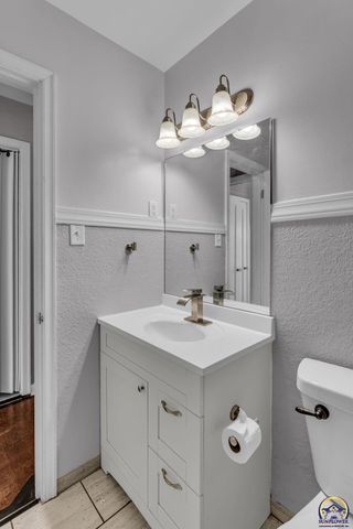 3246 SW Sena DR, Topeka, KS 66604