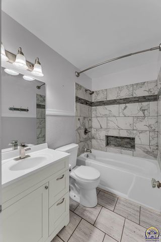 3246 SW Sena DR, Topeka, KS 66604