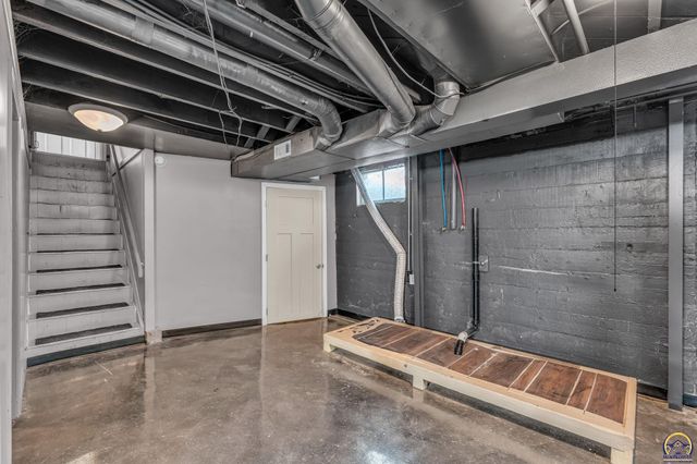 3246 SW Sena DR, Topeka, KS 66604