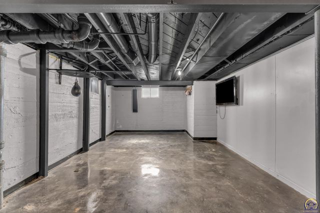 3246 SW Sena DR, Topeka, KS 66604