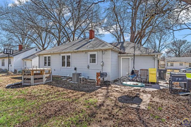 3246 SW Sena DR, Topeka, KS 66604
