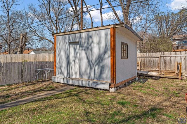 3246 SW Sena DR, Topeka, KS 66604