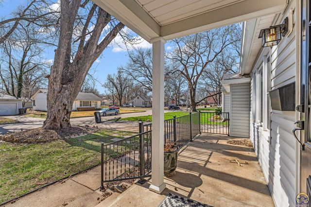 3246 SW Sena DR, Topeka, KS 66604