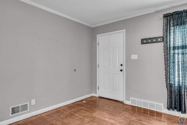 3246 SW Sena DR, Topeka, KS 66604