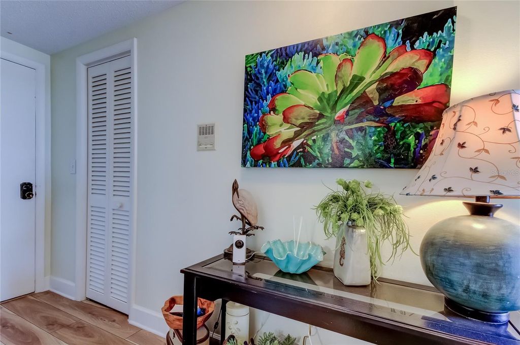 Image 7 of property listing at 100 PIERCE STREET 305, Clearwater, FL 33756