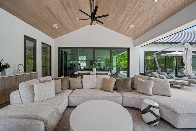 1634 N SWINTON Avenue, Delray Beach, FL 33444