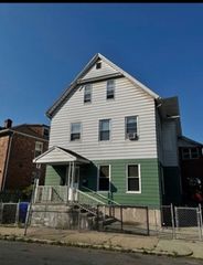 14 Richelieu St 1, Springfield, MA 01105
